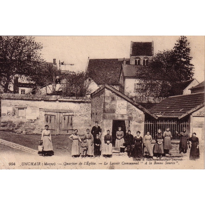 UNCHAIR - QUARTIER DE L'EGLISE - LE LAVOIR COMMUNAL  "A LA BONNE SOURCE" - CARTE DATEE DE 1917 - ANIMATION.