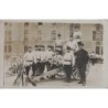 CASTRES - MILITAIRES EN POSE DEVANT LE CANON ET LES FUSILS - CARTE PHOTO DATEE DE 1912 AVEC UN TIMBRE FM SEMEUSE.