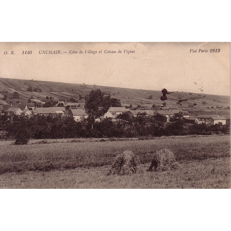 UNCHAIR - COIN DE VILLAGE ET COTEAU DE VIGNES - CARTE DATEE DE 1917.