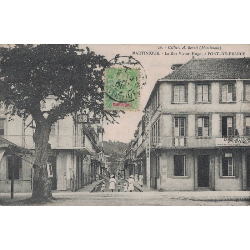 FORT-DE-FRANCE - LA RUE VICTOR HUGO - LE GRAND CAFE COLONIAL - CARTE DATEE DE 1908.