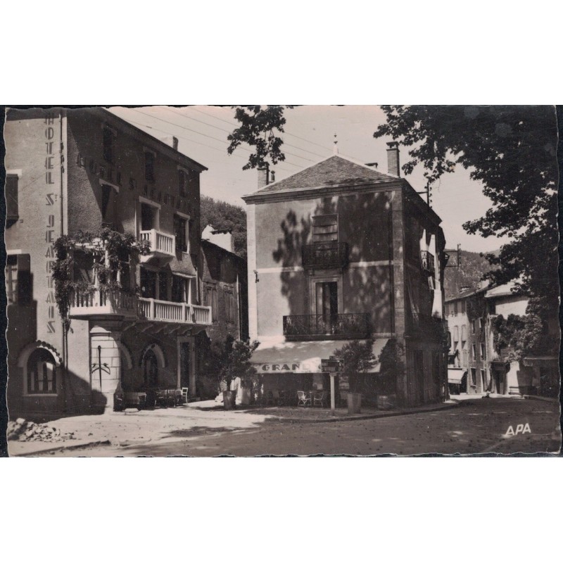 SAINT JEAN DU BRUEL - LA PLACE - HOTEL ST JEANTAIS - CARTE DATEE DE 1956.