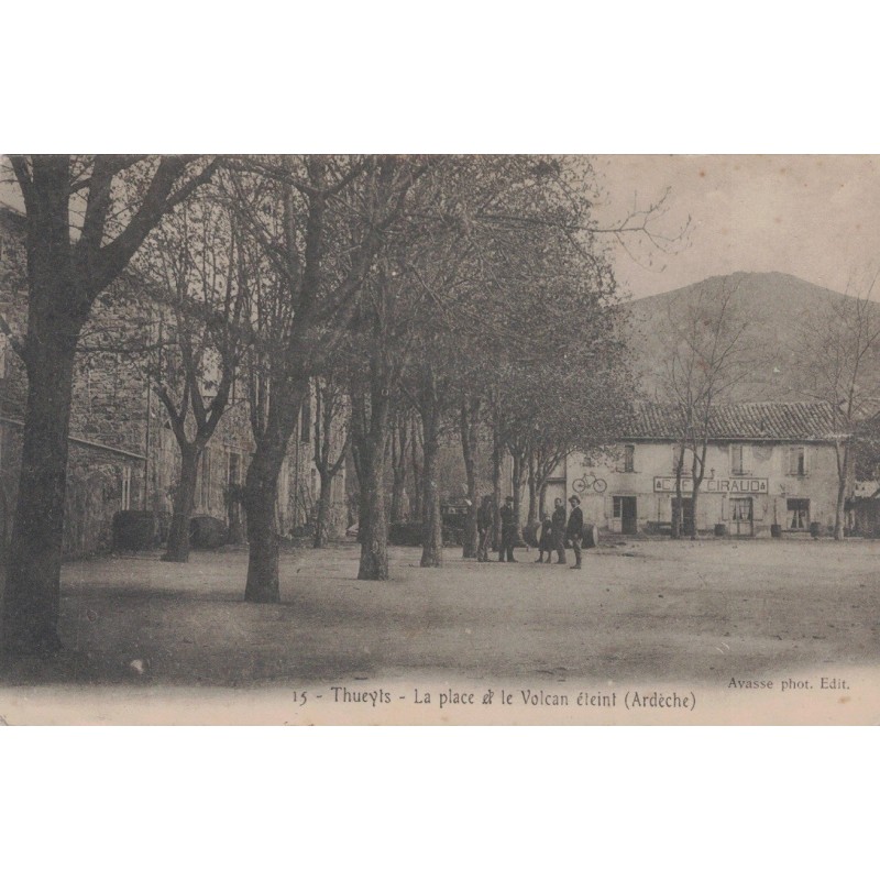 THUEYTS - LA PLACE ET LE VOLCAN ETEINT - CARTE DATEE DE 1904.