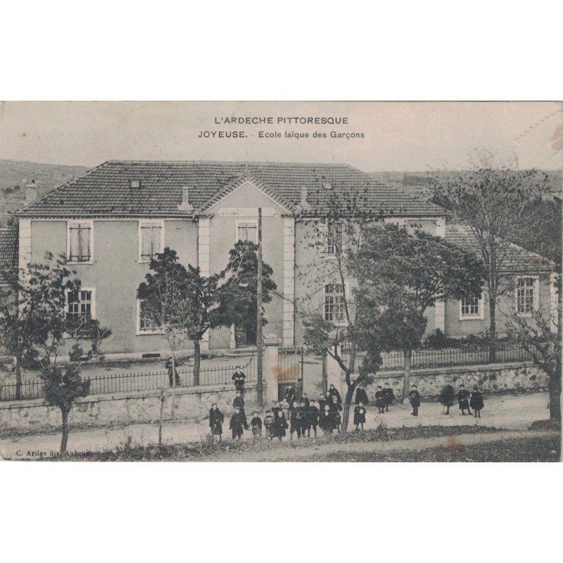 JOYEUSE - ECOLE LAIQUE DES GARCONS - TACHE BRUNE SUR LE PORTILLON - ANIMATION - CARTE DATEE DE 1909.