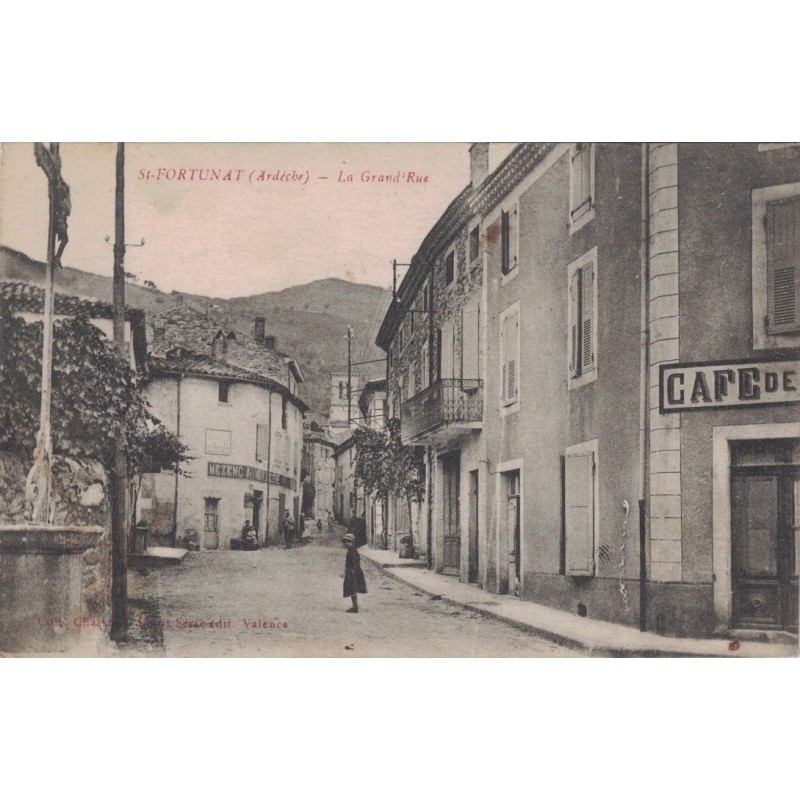 SAINT FORTUNAT - LA GRAND RUE - LE CAFE DE LA GARE - CARTE POSTALE NEUVE.