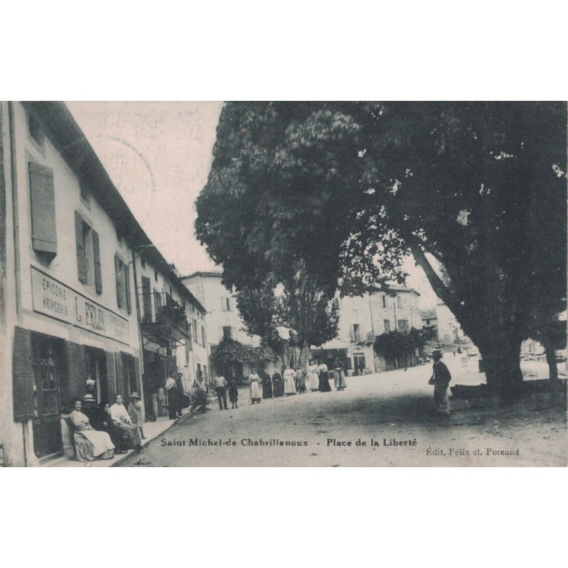 SAINT MICHEL DE CHABRILLANOUX -  PLACE DE LA LIBERTE - CARTE AVEC TEXTE.