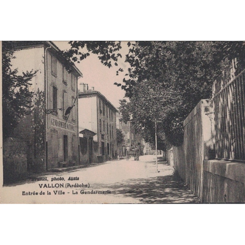 VALLON - ENTREE DE LA VILLE - LA GENDARMERIE - CARTE POSTALE NEUVE.