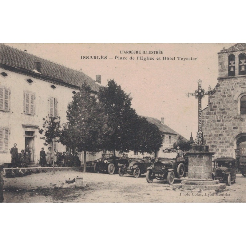 ISSARLES - PLACE DE L'EGLISE ET HOTEL TEYSSIER - ANIMATION - VOITURE - RARE SOUS CET ANGLE - CARTE NEUVE - PETIT PLI D'ANGLE.