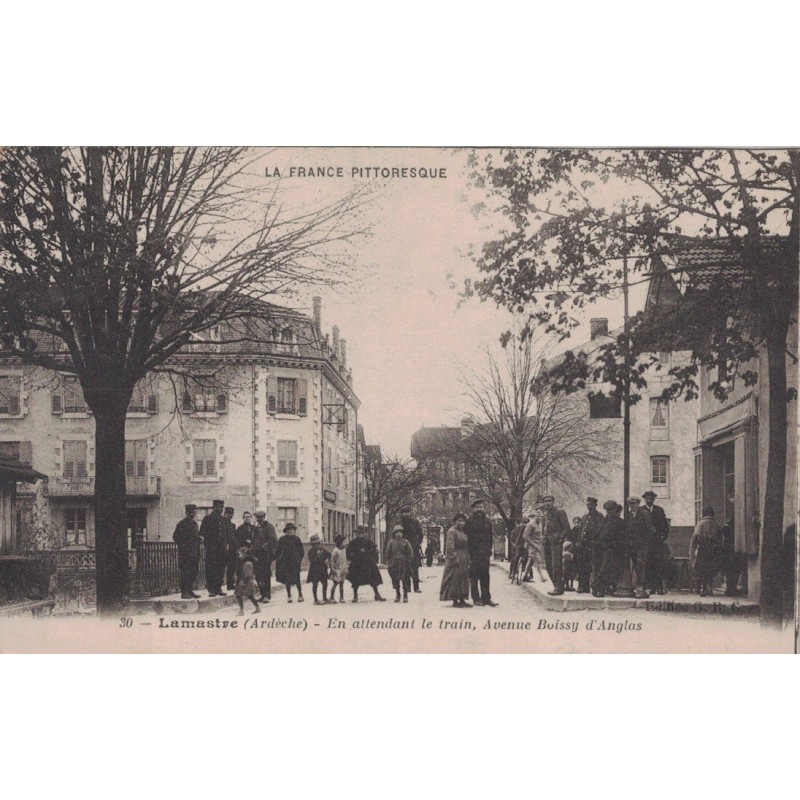 LAMASTRE - EN ATTENDANT LE TRAIN - AVENUE BOISSY D'ANGLAS - CARTE AVEC TEXTE - PEU COURANTE.