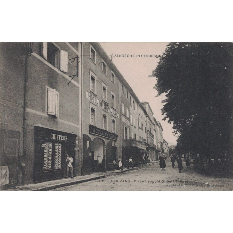 LES VANS - PLACE LEOPOLD OLLIER - COMMERCE - COIFFEUR - HOTEL - CAFE -CARTE POSTALE NEUVE.