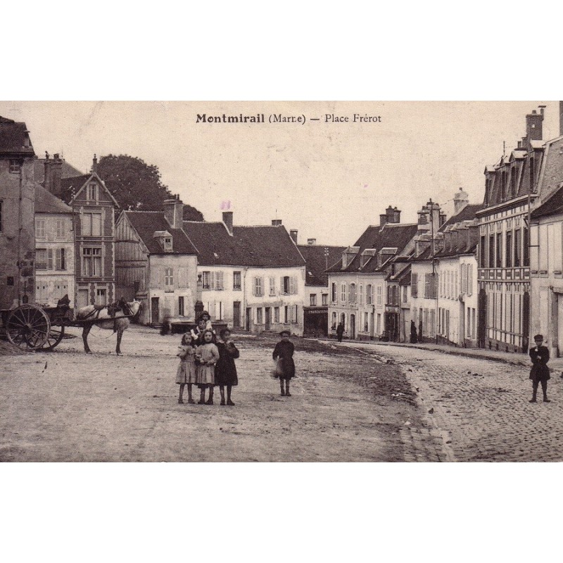 MONTMIRAIL - PLACE FREROT - CARTE DATEE DE 1915.