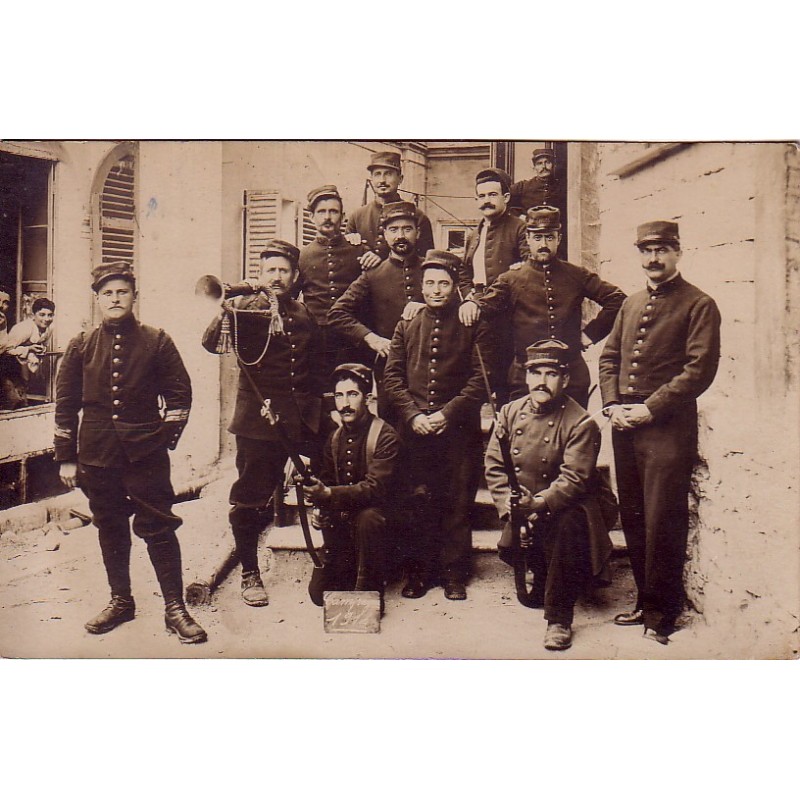 GROUPE DE MILITAIRE - CARTE PHOTO - NEUVE.