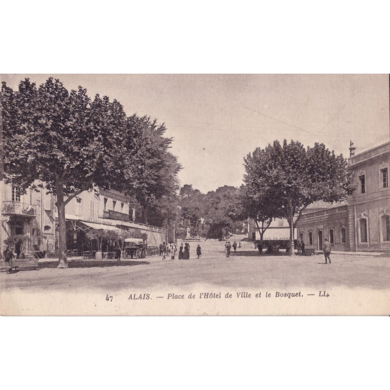 ALAIS - PLACE DE L'HOTEL DE VILLE ET LE BOSQUET.