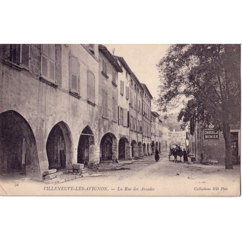 VILLENEUVE LES AVIGNON - LA RUE DES ARCADES.