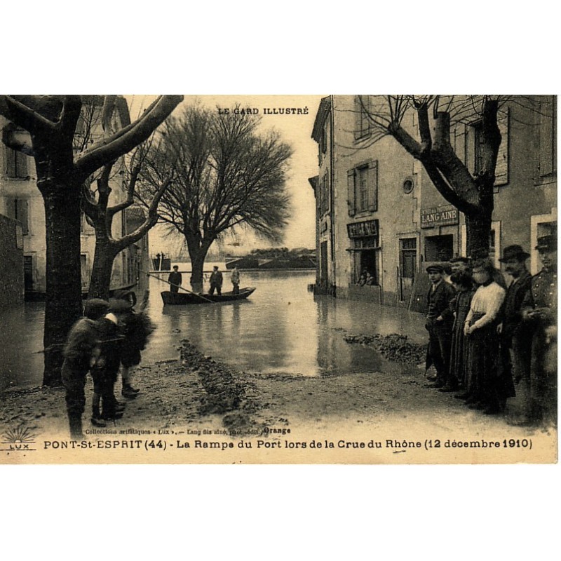 PONT ST ESPRIT - LA RAMPE DU PORT LORS DE LA CRUE DU RHONE EN 1910 - ANIMATION.