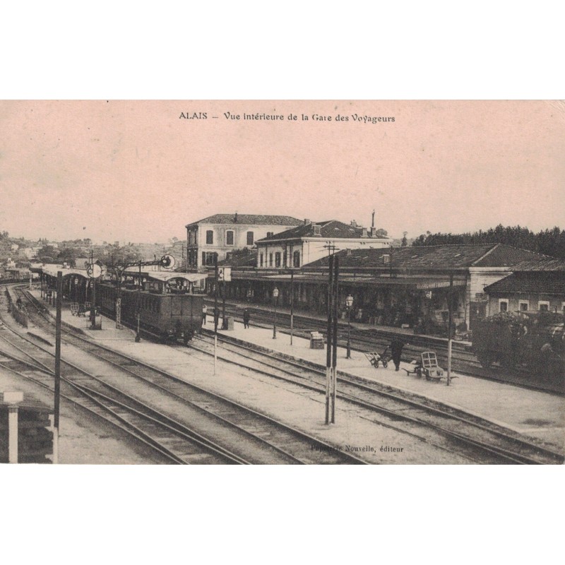 ALAIS - VUE INTERIEURE DE LA GARE DES VOYAGEURS.