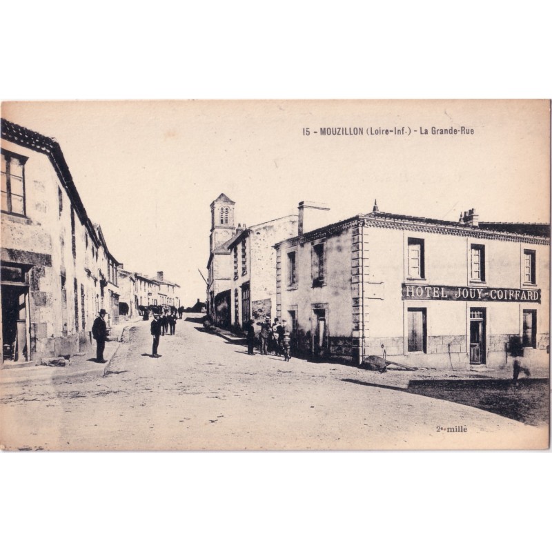 MOUZILLON - LA GRAND RUE.