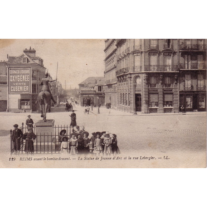 REIMS - LA STATUE DE JEANNE D'ARC ET LA RUE LEBERGIER - AVANT LE BOMBARDEMENT - CARTE DATEE DE 1917.