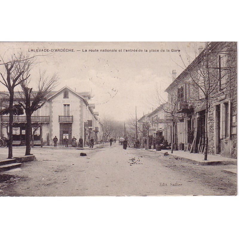 LA LEVADE-D'LA ROUTE NATIONALE ET L'ENTREE DE LA PLACE DE LA GARE - CARTE DATEE DE 1909.