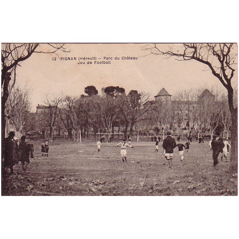 PIGNAN - JEU DE FOOTBALL - PARC DU CHATEAU - DATEE DE 1924.