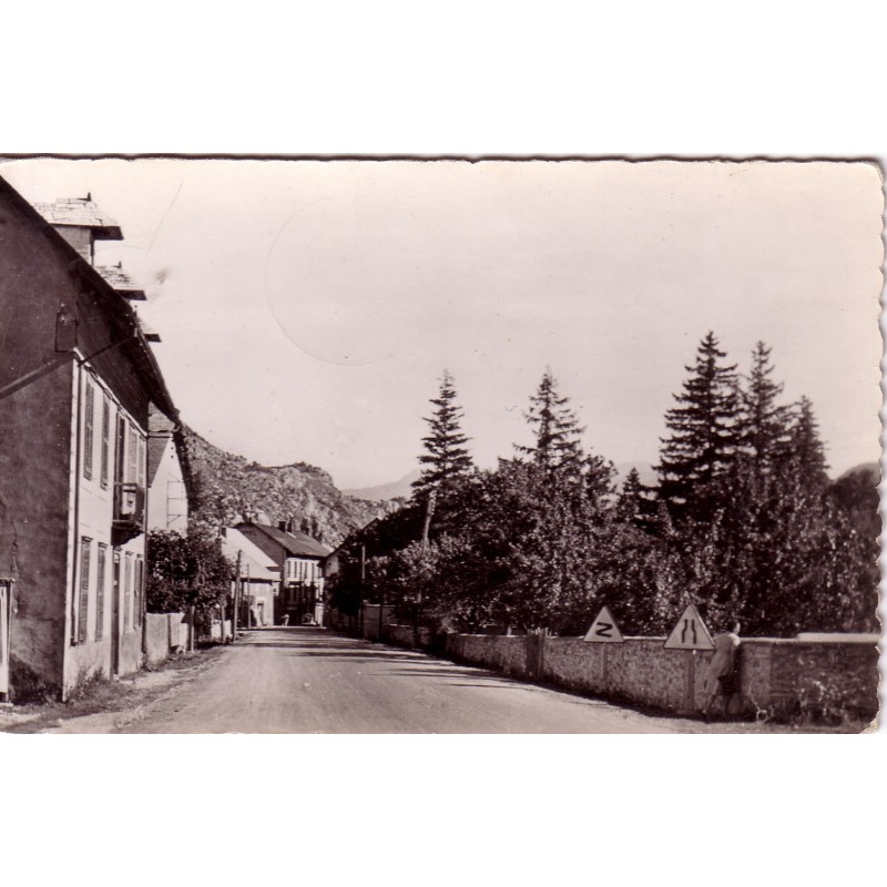 LA ROCHE DE RAME - ENTREE DU VILLAGE - CARTE DATEE DE 1953