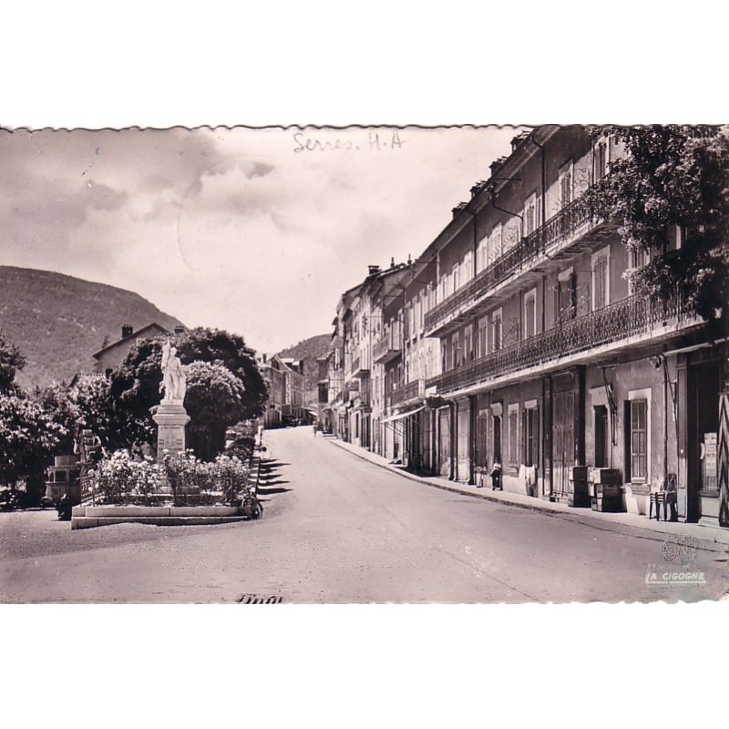 SERRES - AVENUE DE NYONS - MONUMENT AUX MORTS - CARTE POSTALE DATEE DE 1955