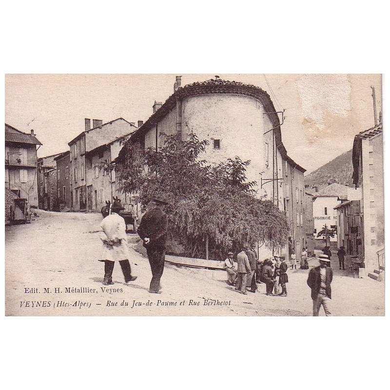 VEYNES - RUE DU JEU DE PAUME ET RUE BERTHELOT - CARTE DATEE DE 1919.