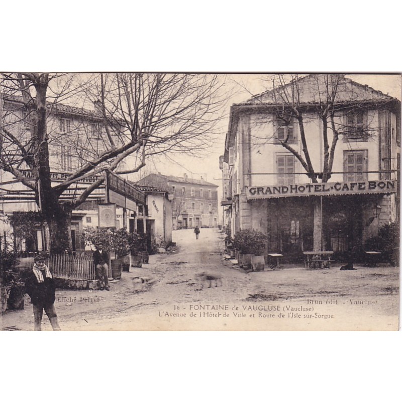 FONTAINE DE VAUCLUSE - AVENUE DE L'HOTEL DE VILLE.