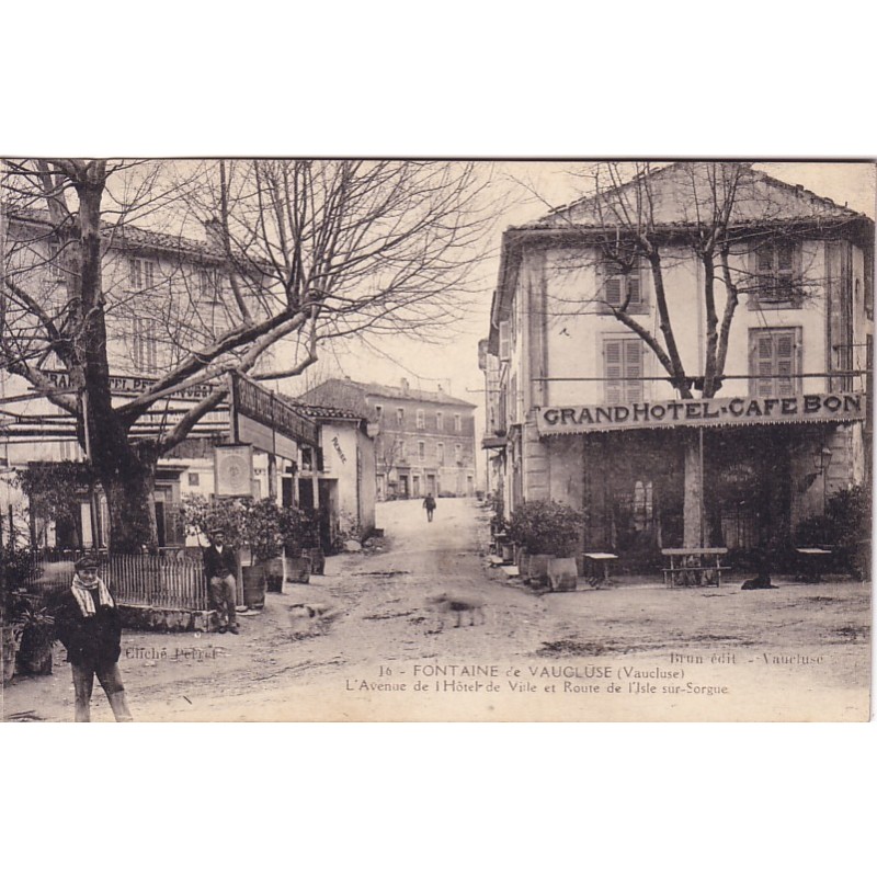 FONTAINE DE VAUCLUSE - AVENUE DE L'HOTEL DE VILLE.