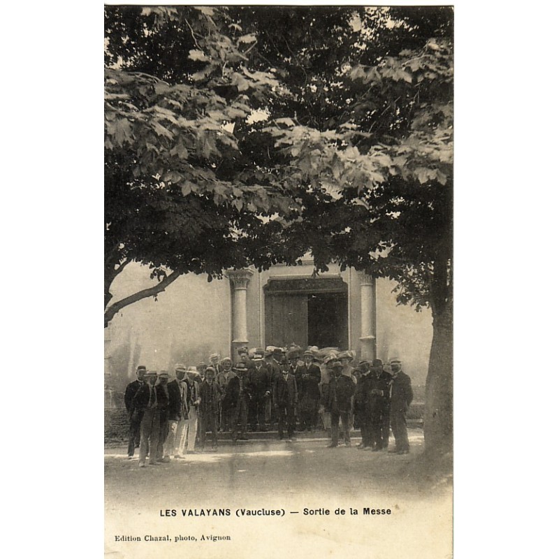 LES VALAYANS - L'EGLISE - SORTIE DE LA MESSE - PRES D'ENTRAIGUES - RARE.