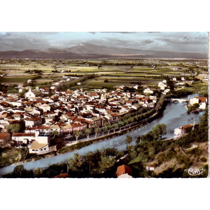 BEDARRIDES - VUE GENERALE AVEC LE MONT VENTOUX EN FOND.