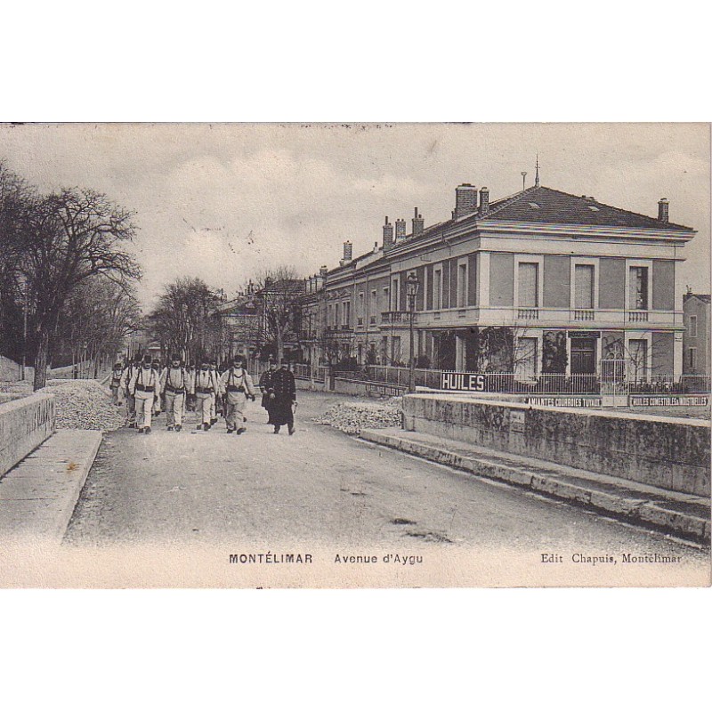 MONTELIMAR -  AVENUE D'AYGU - DEFILE MILITAIRE - CARTE DE 1909.
