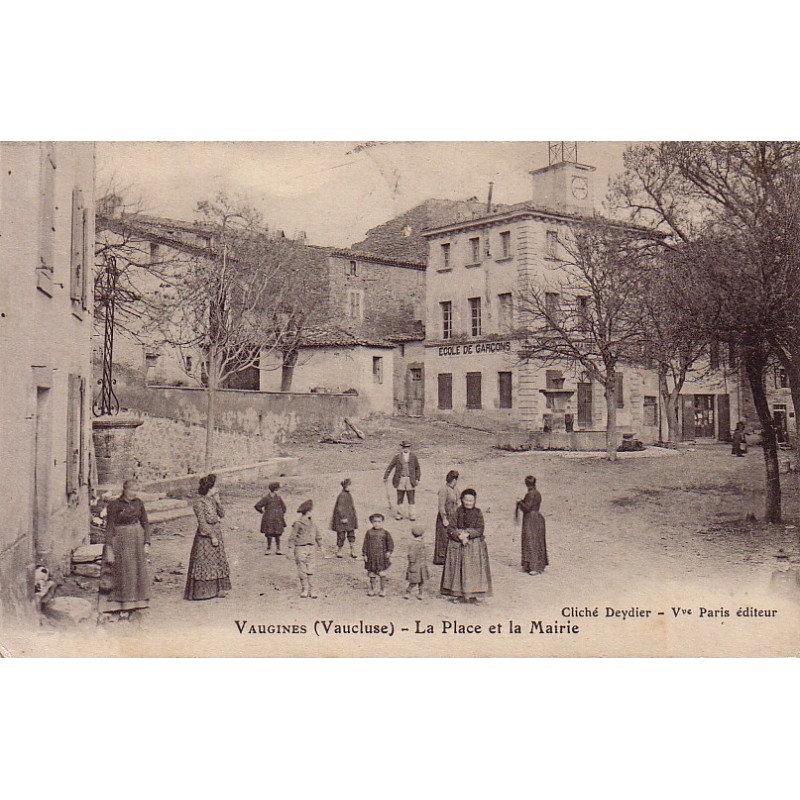 VAUGINES - LA PLACE ET LA MAIRIE.