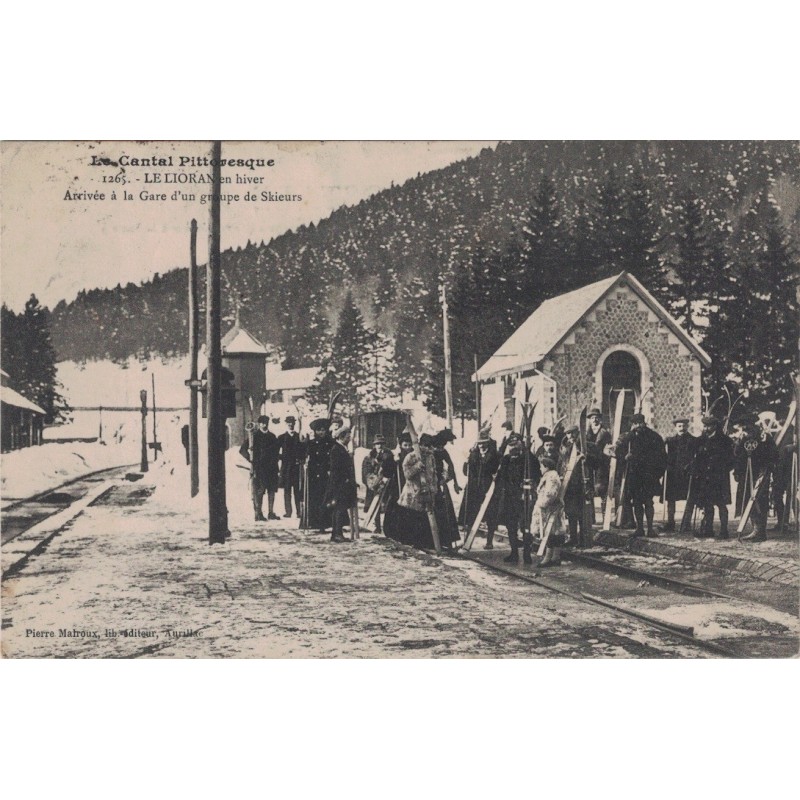 LE LIORAN - EN HIVER - ARRIVEE A LA GARE D'UN GROUPE DE SKIEURS - CARTE DATEE DE MAUS DU CANTAL EN 1909.