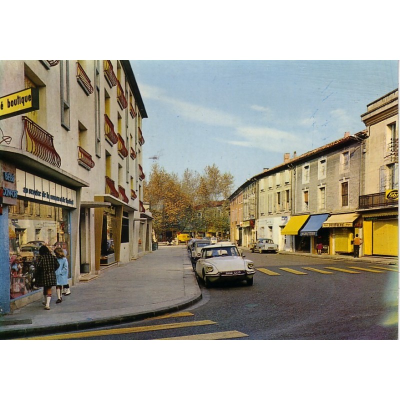 SORGUES - COURS DE LA REPUBLIQUE - AUTOMOBILES - CARTE NEUVE.