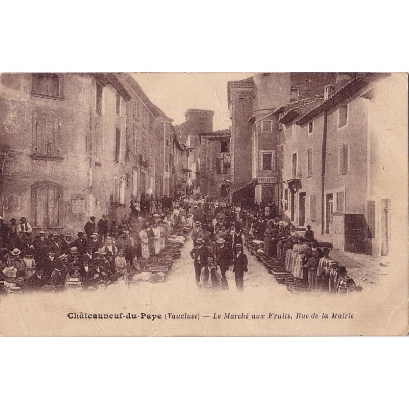 CHATEAUNEUF DU PAPE - LE MARCHE AUX FRUITS - RUE DE LA MAIRIE - CARTE POSTALE NEUVE DE COULEUR SEPIA.