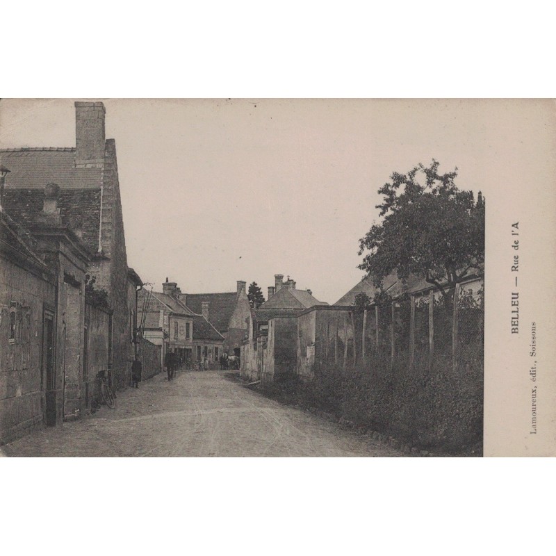 BELLEU - RUE DE L'A - FROISSURE ANGLE GAUCHE HAUT - CARTE DATEE DE 1914.