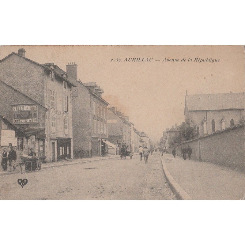 AURILLAC - AVENUE DE LA REPUBLIQUE - ANIMEE - CARTE POSTALE NEUVE.