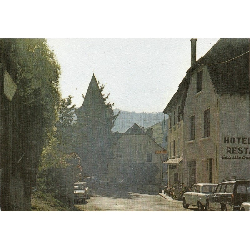 VIEILLEVIE - PLACE DE L'EGLISE - HOTEL RESTAURANT - CARTE POSTALE NEUVE.