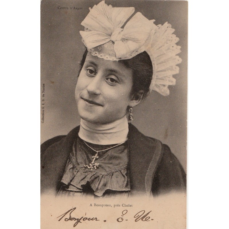 BEAUPREAU - PRES CHOLET - JEUNE FILLE AVEC LA COIFFE D'ANJOU - CARTE DATEE DE 1903.