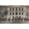 SAUMUR - MILITAIRES A CHEVAL - DEVANT LA CASERNE - CARTE PHOTO NEUVE - A SITUER DANS SAUMUR.