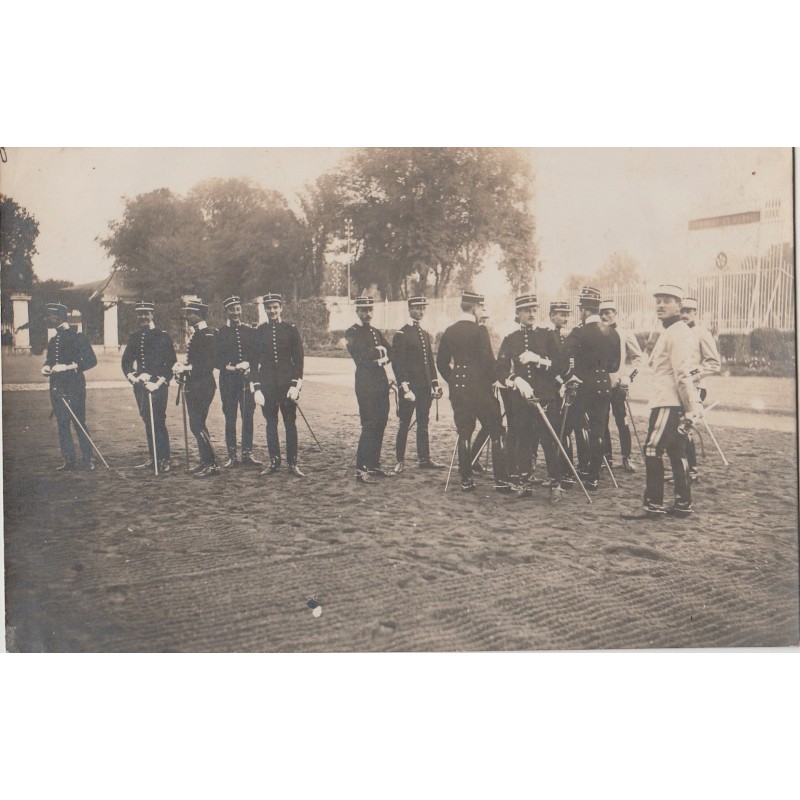 SAUMUR - LES OFFICIERS EN ARME - CARTE PHOTO - AVCE TEXTE DE SAUMUR.