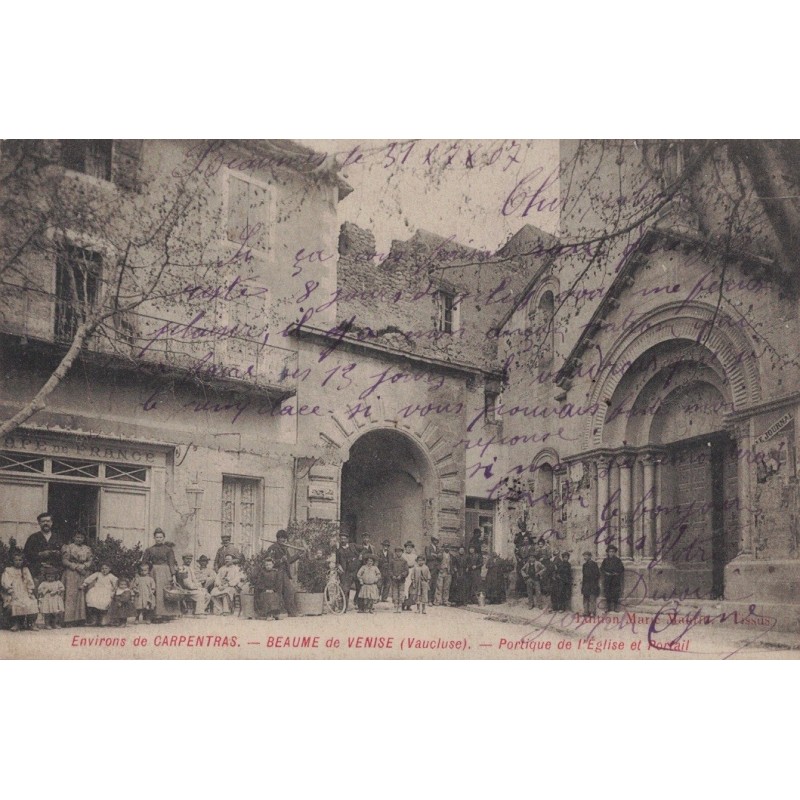 BEAUME DE VENISE - PORTIQUE DE L'EGLISE ET PORTAIL -  LE CAFE DE FRANCE - TRES BELLE ANIMATION - CARTE DATEE DE 1907.
