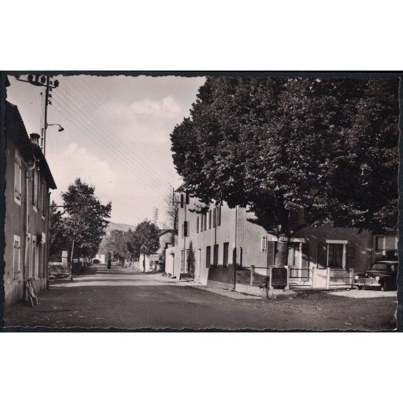 PREVENCHERES - AVENUE DE LA GARE ET L'HOTEL ROBERT - CARTE POSTALE NEUVE.