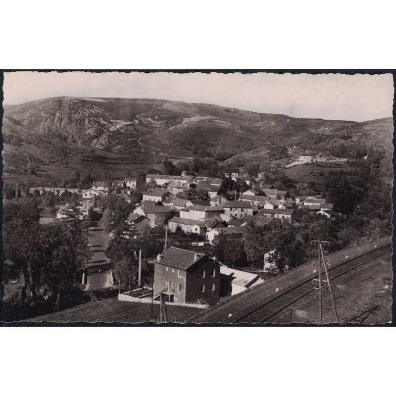 PREVENCHERES - VUE PANORAMIQUE - LA VOIE DE CHEMIN DE FER EN PREMIER PLAN - CARTE POSTALE NEUVE.