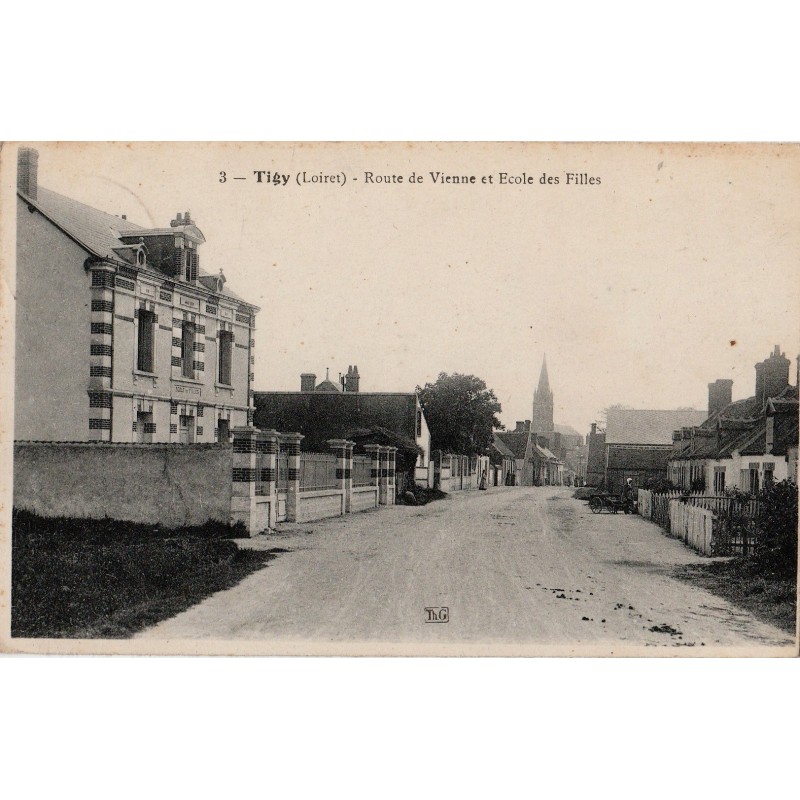 TIGY - ROUTE DE VIENNE ET ECOLE DES FILLES - CARTE DATEE DE 1925.