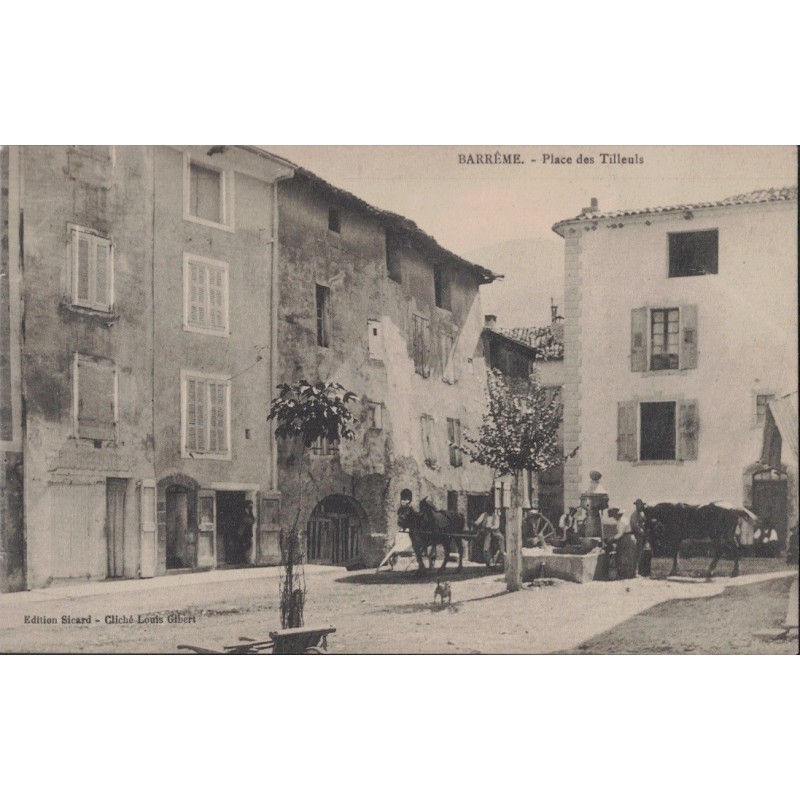 BARREME - PLACE DES TILLEULS (PETITS ARBRES)- ATTELAGE - FONTAINE ET CHEVAUX - ANIMATION - CARTE NEUVE.