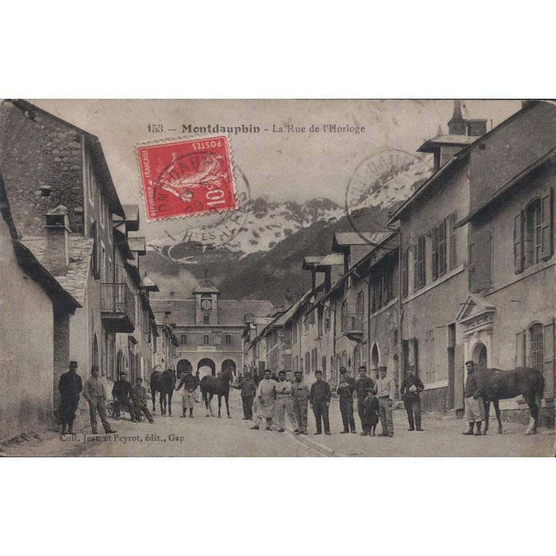 MONTDAUPHIN - LA RUE DE L'HORLOGE - MILITAIRES ET CHEVAUX - CARTE POSTALE DATEE DE 1908.