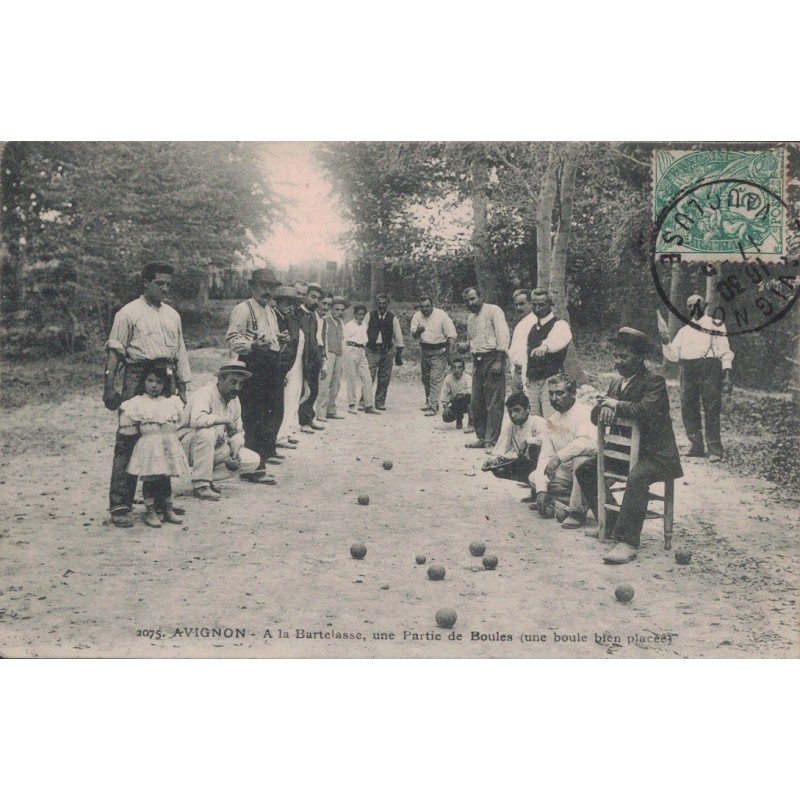 AVIGNON - A LA BARTELASSE - UNE PARTIE DE BOULES - SUPERBE ANIMATION - CARTE DATEE DE 1907.