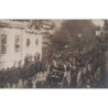 AVIGNON - VISITE DU PRESIDENT RAYMOND POINTCARE - LE CORTEGE PRESIDENTIEL AVEC LE FOULE PLACE DE L'HORLOGE - CARTE PHOTO - DATEE