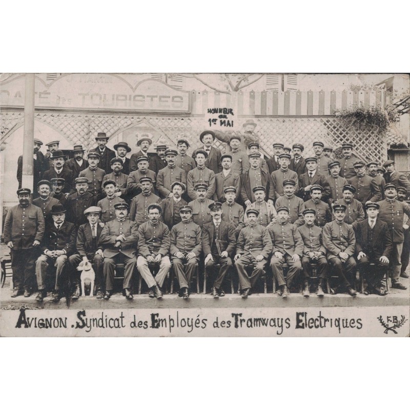 AVIGNON - SYNDICAT DES EMPLOYES DES TRAMWAYS ELECTRIQUES - CAFE DES TOURISTES - HONNEUR 1er MAI - PLI D'ANGLES - TOP CARTE.